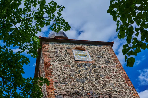 通过树木可以看到德国勃兰登堡州一座中世纪乡村教堂的塔楼 — 图库照片