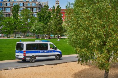 Berlin, Almanya - 10 Mayıs 2020: Covid-19 salgınının yol açtığı uzaklık kurallarına uyulup uyulmadığını kontrol eden Berlin polisi.