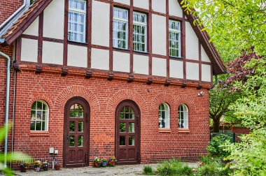 Berlin, Almanya 'da tuğla cepheli ve yarı keresteci eski tarihi itfaiye istasyonu..