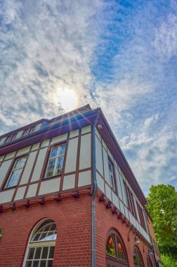 Berlin, Almanya - 22 Mayıs 2020: Berlin, Almanya 'da tuğla cepheli ve yarı keresteci eski tarihi itfaiye istasyonu.
