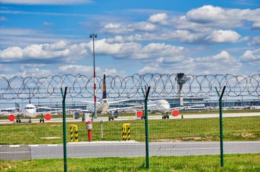 Berlin-Schoenefeld, Almanya - 20 Mayıs 2020: Corona salgını nedeniyle ihtiyaç duyulmayan Berlin-Schoenefeld Havaalanı 'na park etmiş uçaklar.