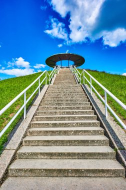 Uçuş öncüsü Otto Lilienthal 'ın anısına dik bir merdiven. Fotoğraf, merdiveni daha uzun göstermek için portre perspektifini kullanıyor..