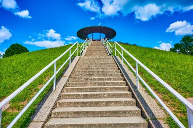 Uçuş öncüsü Otto Lilienthal 'ın anısına dik bir merdiven. Fotoğraf yatay perspektif kullanarak tepenin ortasındaki merdivenleri simetrik olarak gösteriyor..