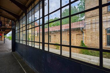 Berlin, Almanya - 29 Mayıs 2020: Yeni bir rota inşaatı için yıkılan Berlin, Almanya 'daki tarihi bir istasyon binasının ayrıntıları.