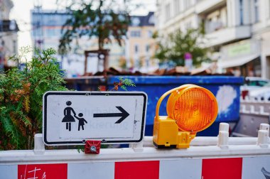 Almanya 'da yayaların şantiyeden nasıl kaçınması gerektiğine dair bilgi işareti.