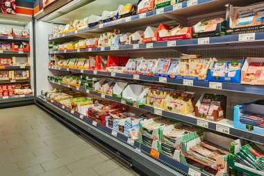 Berlin, Almanya - 10 Haziran 2020: Renkli farklı yiyecek seçimleri görebileceğiniz bir raf manzarası.