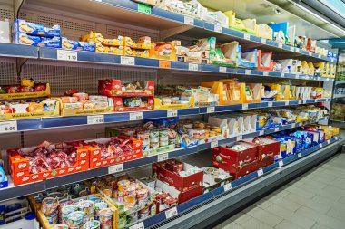 Berlin, Almanya - 10 Haziran 2020: Renkli farklı yiyecek seçimleri görebileceğiniz bir raf manzarası.