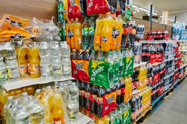 Berlin, Almanya - 10 Haziran 2020: Renkli bir içecek seçimi görebileceğiniz bir raf manzarası.