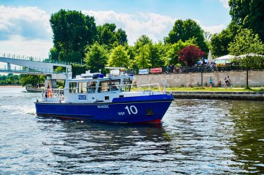 Berlin, Almanya - 14 Haziran 2020: Berlin Su Polisi 'nden bir gemi Alman başkentinin hükümet bölgesinde Spree Nehri üzerinde.