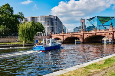 Berlin, Almanya - 14 Haziran 2020: Berlin Su Polisi 'nden bir gemi Alman başkentinin hükümet bölgesinde Spree Nehri üzerinde.