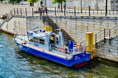 Berlin, Almanya - 14 Haziran 2020: Berlin Su Polisi 'nden bir gemi Alman başkentinin hükümet bölgesinde Spree Nehri üzerinde.