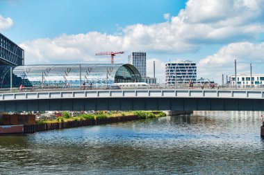 Berlin, Almanya - 14 Haziran 2020: Berlin, Almanya 'da Spree Nehri' nin görüntüsü.