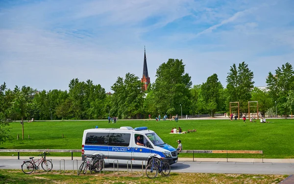 Berlín Alemania Mayo 2020 Policía Berlín Comprueba Parque Público Están — Foto de Stock