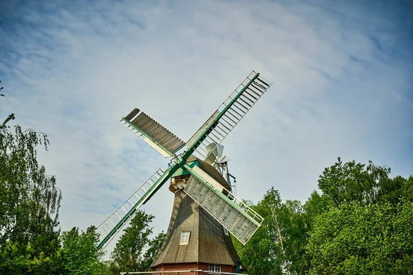 Molino Viento Histórico Restaurado Berlín Alemania Entre Árboles Primavera —  Fotos de Stock