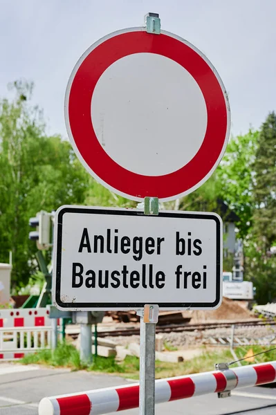Information sign in Germany that blocks the passage and only allows residents.
