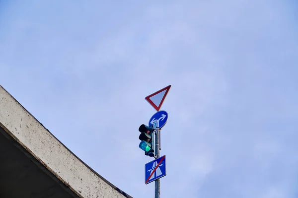 초록색 신호등 베를린에 다리의 교차로에서 수있는 — 스톡 사진