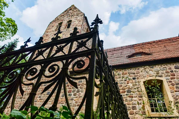 Detaljer Historisk Medeltida Kyrka Berlin Tyskland Kan Ett Gjutjärn Staket — Stockfoto