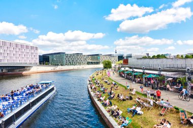 Berlin, Almanya - 14 Haziran 2020: Berlin, Almanya 'da Spree Nehri' nin görüntüsü.