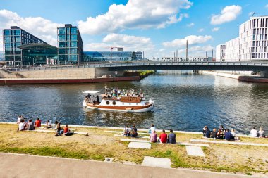 Berlin, Almanya - 14 Haziran 2020: Berlin, Almanya 'da Spree Nehri' nin görüntüsü.