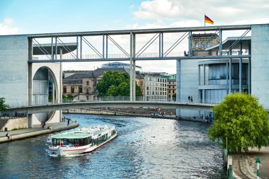 Berlin, Almanya - 14 Haziran 2020: Berlin, Almanya 'da Spree Nehri' nin görüntüsü.