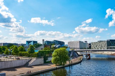 Berlin, Almanya - 14 Haziran 2020: Berlin, Almanya 'da Spree Nehri' nin görüntüsü.