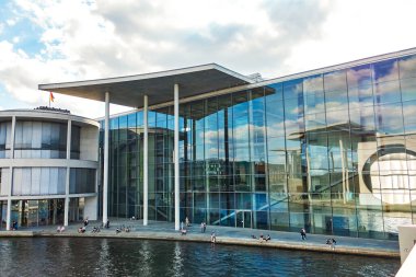 Berlin, Almanya - 14 Haziran 2020: Berlin, Almanya 'da Spree Nehri' nin görüntüsü.