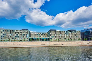 Berlin, Almanya - 14 Haziran 2020: Berlin, Almanya 'da Spree Nehri' nin görüntüsü.