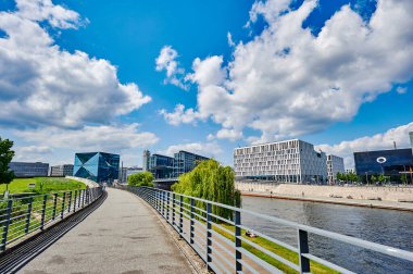 Berlin, Almanya - 14 Haziran 2020: Berlin, Almanya 'da Spree Nehri' nin görüntüsü.