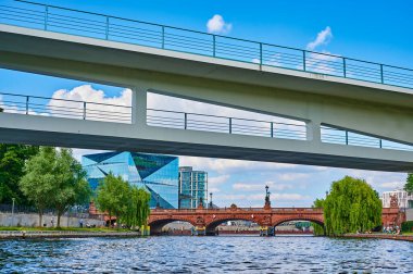 Berlin, Almanya - 14 Haziran 2020: Berlin, Almanya 'da Spree Nehri' nin görüntüsü.