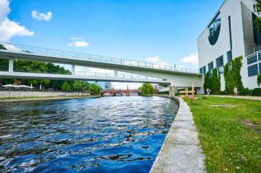 Berlin, Almanya - 14 Haziran 2020: Berlin, Almanya 'da Spree Nehri' nin görüntüsü.