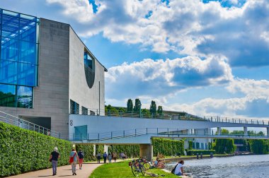 Berlin, Almanya - 14 Haziran 2020: Berlin, Almanya 'da Spree Nehri' nin görüntüsü.