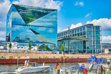 Berlin, Almanya - 14 Haziran 2020: Berlin, Almanya 'da Spree Nehri' nin görüntüsü.