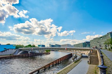 Berlin, Almanya - 14 Haziran 2020: Berlin, Almanya 'da Spree Nehri' nin görüntüsü.