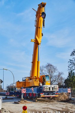 Berlin, Almanya - 19 Ocak 2019: Berlin, Almanya 'da bir inşaat alanında ağır bir vinç görüntüsü.