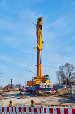 Berlin, Almanya - 19 Ocak 2019: Berlin, Almanya 'da bir inşaat alanında ağır bir vinç görüntüsü.