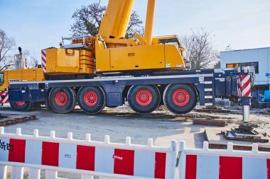 Berlin, Almanya - 19 Ocak 2019: Berlin, Almanya 'da bir inşaat alanında ağır bir vinç ayrıntıları.