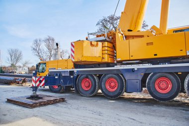 Berlin, Almanya - 19 Ocak 2019: Berlin, Almanya 'da bir inşaat alanında ağır bir vinç ayrıntıları.