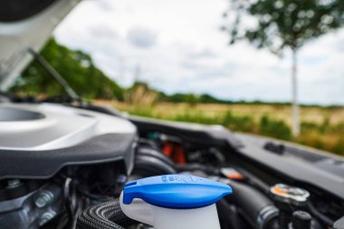 Berlin, Almanya - 24 Haziran 2020: Değişik bileşenleri olan bir hibrit arabanın motor bölmesine bakmak.