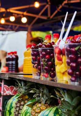 Bir sokak festivalinde porsiyonlar halinde sunulan taze meyve..