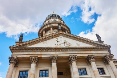 Berlin şehir merkezindeki Fransız Katedrali 'nin bir kısmına bakın. Tarihi Jandarma Markt Meydanı.. 