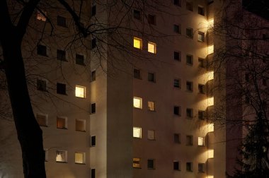 Berlin, Almanya 'da gece yarısı aydınlık bir yerleşim yeri manzarası.