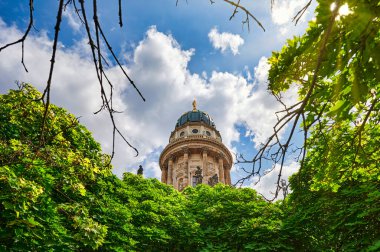Berlin şehir merkezindeki Fransız Katedrali 'nin bir kısmına bakın. Tarihi Jandarma Markt Meydanı.. 