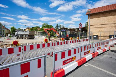Berlin, Almanya - 29 Mayıs 2020: Berlin, Almanya 'nın güneyindeki yeni Dresden demiryolu hattında önü bariyerli bir inşaat sahası. 