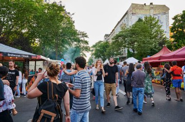 Berlin, Almanya - 28 Haziran 2019: Berlin Kreuzberg bölgesinde çok sayıda insanla çok kültürlü sokak festivali.