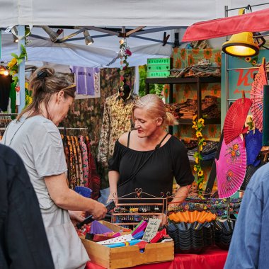 Berlin, Almanya - 28 Haziran 2019: Berlin Kreuzberg bölgesinde çok sayıda insanla çok kültürlü sokak festivali.