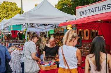 Berlin, Almanya - 28 Haziran 2019: Berlin Kreuzberg bölgesinde çok sayıda insanla çok kültürlü sokak festivali.