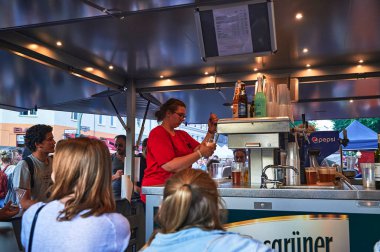 Berlin, Almanya - 28 Haziran 2019: Berlin Kreuzberg bölgesinde çok sayıda insanla çok kültürlü sokak festivali.