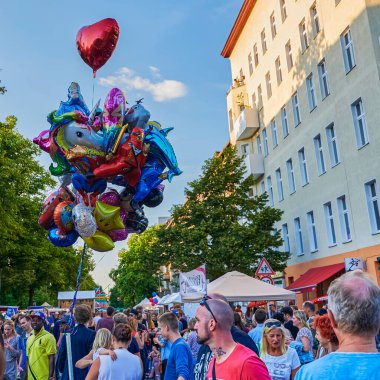 Berlin, Almanya - 28 Haziran 2019: Berlin Kreuzberg bölgesinde çok sayıda insanla çok kültürlü sokak festivali.