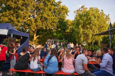 Berlin, Almanya - 28 Haziran 2019: Berlin Kreuzberg bölgesinde çok sayıda insanla çok kültürlü sokak festivali.