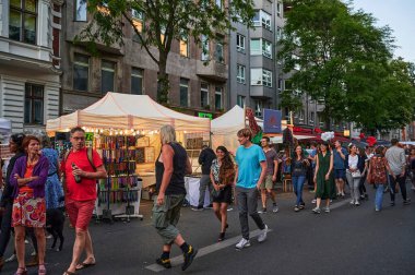 Berlin, Almanya - 28 Haziran 2019: Berlin Kreuzberg bölgesinde çok sayıda insanla çok kültürlü sokak festivali.
